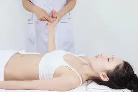 横结肠反射区，主要功效调理肠胃、利水消肿图片