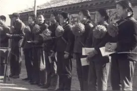 抢应届生考大学名额，却被所有人理解，因为被称老三届的他们更苦图片