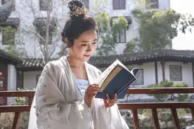 郎中和小姐对对子相亲，对联暗藏玄机，结局搞笑又温馨图片