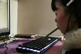 残疾女孩嘴叼木棍，一字一句敲出10多部小说：为梦想不觉得辛苦图片