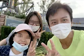 邓超带家人逛乐园，超妈75岁高龄被儿子搀着走，孙俪忙在家带俩娃图片