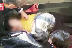列车上一乘客突然昏厥 四位医生听到广播赶来跪地施救视频封面