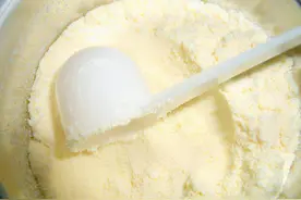 冲奶粉不能超过50度，温度过高会破坏奶粉营养？看看专家怎么说图片