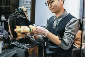 这小子，找富婆真有一套图片