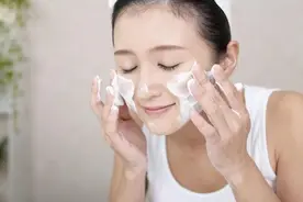 早晨起床以后，坚持用“细盐”洗脸，会有哪些好处？不妨来看看图片