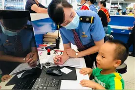 和爸爸在火车站走散后，4岁小男孩的操作，堪称教科书级别图片