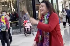 大s婆婆张兰街边打鼓超卖力，头发凌乱显憔悴，引路人围观图片