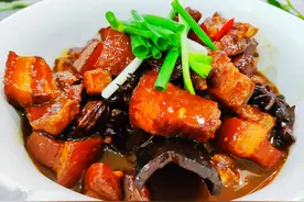 做红烧肉时，加料酒煮肉是大忌，多加这2样，肉质软烂不油腻图片