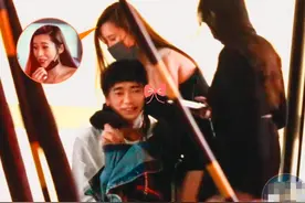 49岁苏见信风流依旧！深夜带两女夜店嗨玩，全程搂腰牵手满脸笑图片