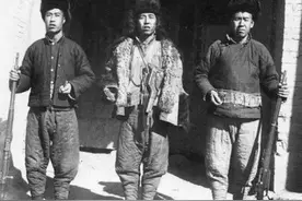 他是民国第一悍匪，抢了72个女人做压寨夫人，死时外衣都没来及穿图片