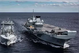 英国发出挑战书，航母搭载36架多型舰载机，打击群南海战巡在即图片