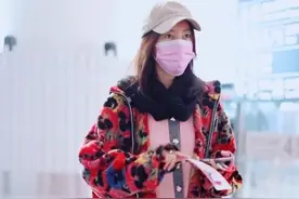 高露不火可惜了！穿花棉袄配灯笼裤低调走机场，气质不输85后小花图片