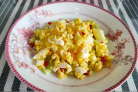 山东小吃鸡蛋拌蒜，大师姐亲自掌勺，原来鸡蛋可以这样做，真香图片