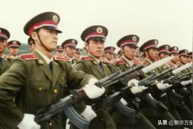 中国购买瓦良格号航母，邻国俄罗斯，当时到底什么态度？图片