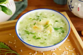 春天，用荠菜和大蒜煮粥是绝配，早春要常喝，很多人不知道有啥用图片