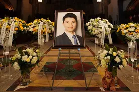 “妈妈第一次出国，竟是参加你的葬礼”，在美遇害留学生母亲哽咽图片