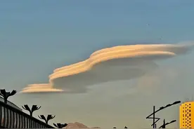 “飞碟云”现乌鲁木齐市上空 你想知道的都在这里图片