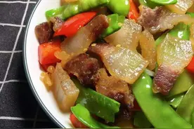 炒腊肉，最忌直接下锅炒，多加两步，腊肉不干不柴，香气四溢图片