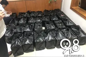 夜晚，一辆浙G小轿车后座塞满黑色塑料袋上了高速…交警一查了不得图片