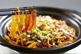 炒粉条时，粉条别直接下锅，炒前多做1步，粉条不起坨，不粘锅图片