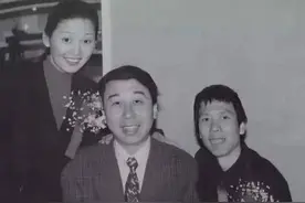 冯小刚与冯巩抱头痛哭！看似毫无瓜葛的两人，关系其实不简单图片