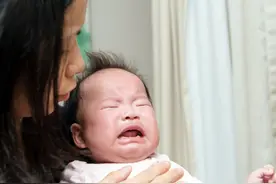 “三翻六坐”有依据吗？宝宝1岁前大动作发育规律表，家长请收好图片
