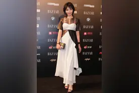 刘涛开始放飞自我，内衣外穿吸眼球，网友：王珂也不管管？图片