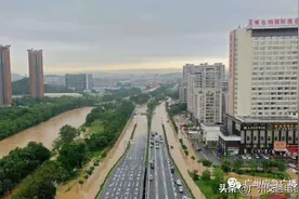 广州昨夜今晨暴雨致多路段水浸！这些路段交通受阻，部分列车停运图片