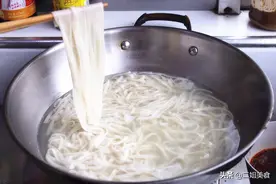 煮面条，水开下锅就错了！教您一招，面条不成坨，爽滑还劲道图片