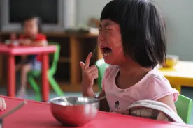 挑食女儿上幼儿园后饭量大增，班主任偷发来照，宝妈看完怒火中烧图片