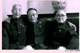 瞧这三个老人抿笑同框，世上还有什么怨恨不能化解？他们是谁？图片