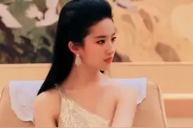 刘亦菲彻底放开了？礼裙上身用三角布料遮，“水蛇腰”更非同一般图片