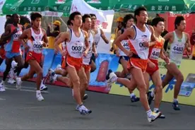 为何马拉松男选手也要贴乳贴？看了这几张图就明白了，网友：想笑图片