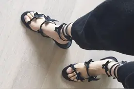 夏季不可少的“仙女风”凉鞋，娇俏甜酷并存，总有一款是你喜欢的图片
