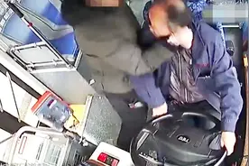 15秒18拳4脚！长沙暴打387路公交车司机的男子被刑拘视频封面