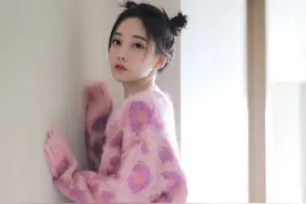 冯提莫首次挑战"短款黑袜"，虽然个子不高，但是老天还是公平的图片