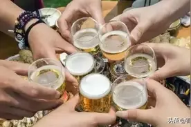 「齐齐哈尔」喝啤酒总“涨肚”还容易醉？酒里放这“两样”东西，比喝果汁还轻松图片