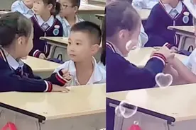 两小无猜！一年级萌娃课间和同桌戳戳脸蛋牵起手的小动作太可爱图片