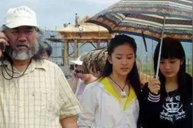 15年前，有谁注意到刘亦菲身后打伞的小女孩？如今火得一塌糊涂图片