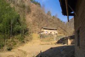 秦岭孤山沟第二户人家，明显多年无人居住，为何门前灰烬余温尚存图片