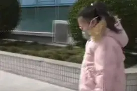 社会热点：女孩年仅十岁，却主动承担起给父母做饭送饭的责任图片