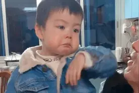 “妈妈不要抱别人，我会吃醋的”宝宝吃醋表情走红，网友：酸到了图片