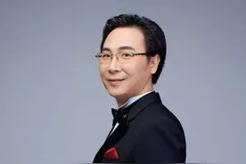 他受周维民、罗魏、周小燕、多明戈等恩师指点，在母亲和妻子的支持下，跳出“农门”，成为享誉中外的男中音图片
