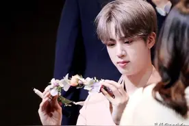 BTS金硕珍花环使用方法 像发带一样戴着就行了 长得帅怎么做都对图片