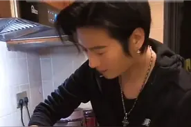 网红靠模仿谢霆锋获赞百万，侧脸炒菜太像本主，千万别看正脸图片
