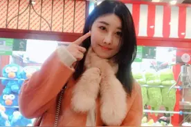 斗鱼绝地求生女主播直播出事故，摄像头被打翻，意外露出代打行为图片