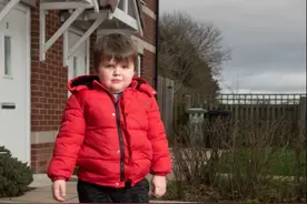 英清洁工一脚踢爆男童堆的雪人，被其父母状告至政府后遭解雇图片