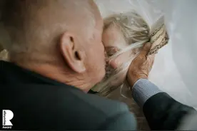 疫情下的婚礼现场，新人隔着塑料膜接吻图片