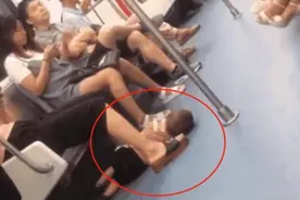 地铁上，男孩躺在女子脚下“不动”，双手还被绑着，乘客急忙报警图片