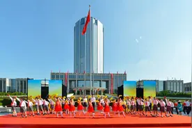 国旗下成长！浦东举行青少年迎国庆主题升旗仪式图片